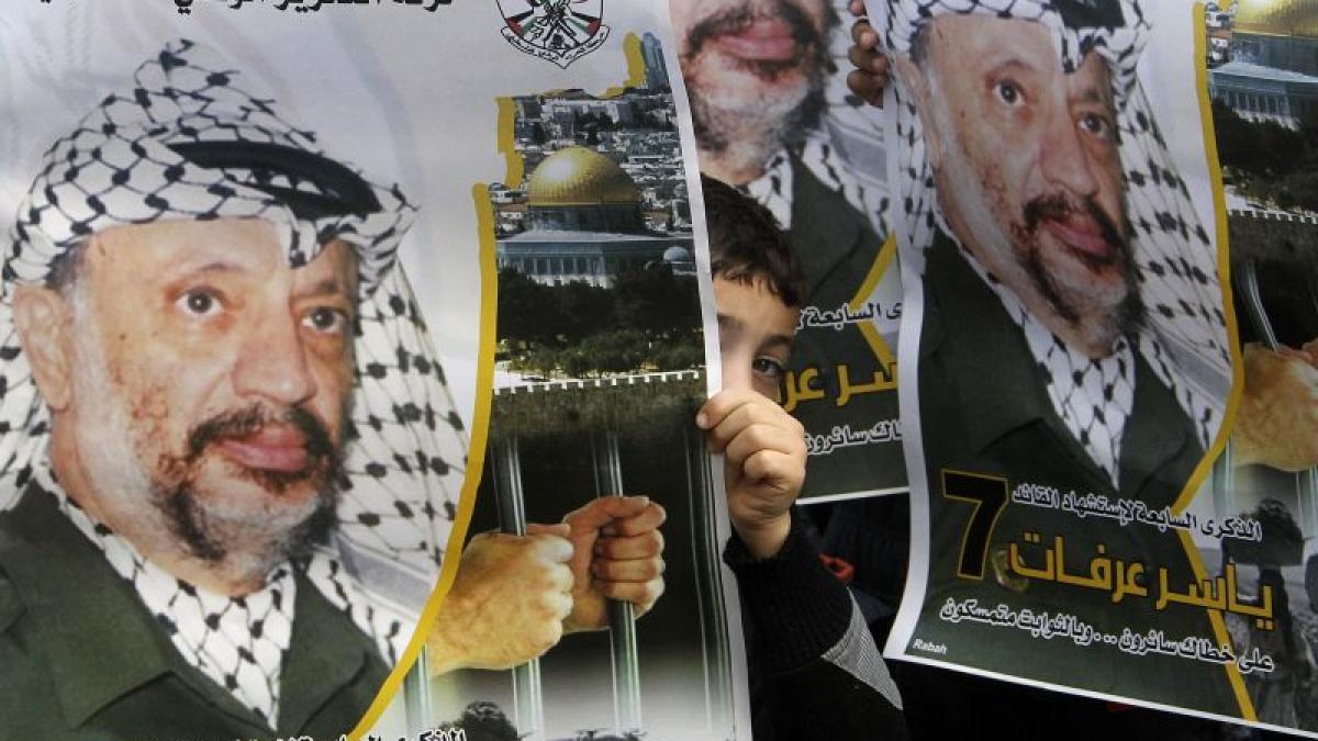Corpul neînsufleţit al lui Yasser Arafat a fost exhumat. Experţii vor stabili dacă fostul lider palestinian a fost otrăvit (VIDEO)
