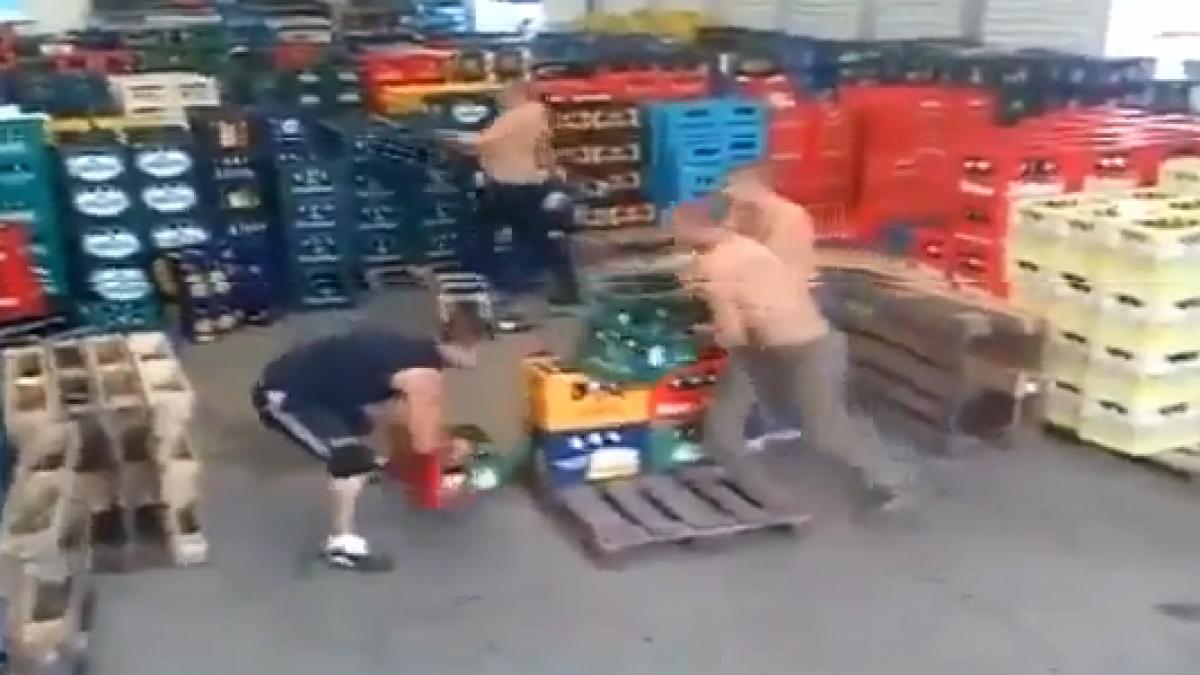 Șase tineri români uimesc lumea cu eficiența muncii lor. 100 de lăzi de bere sortate în 150 de secunde! (VIDEO)