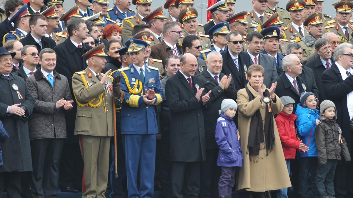 Băsescu i-a ignorat, din nou, pe Ion Iliescu și Emil Constantinescu și s-a așezat lângă judecătoarea CCR Aspazia Cojocaru