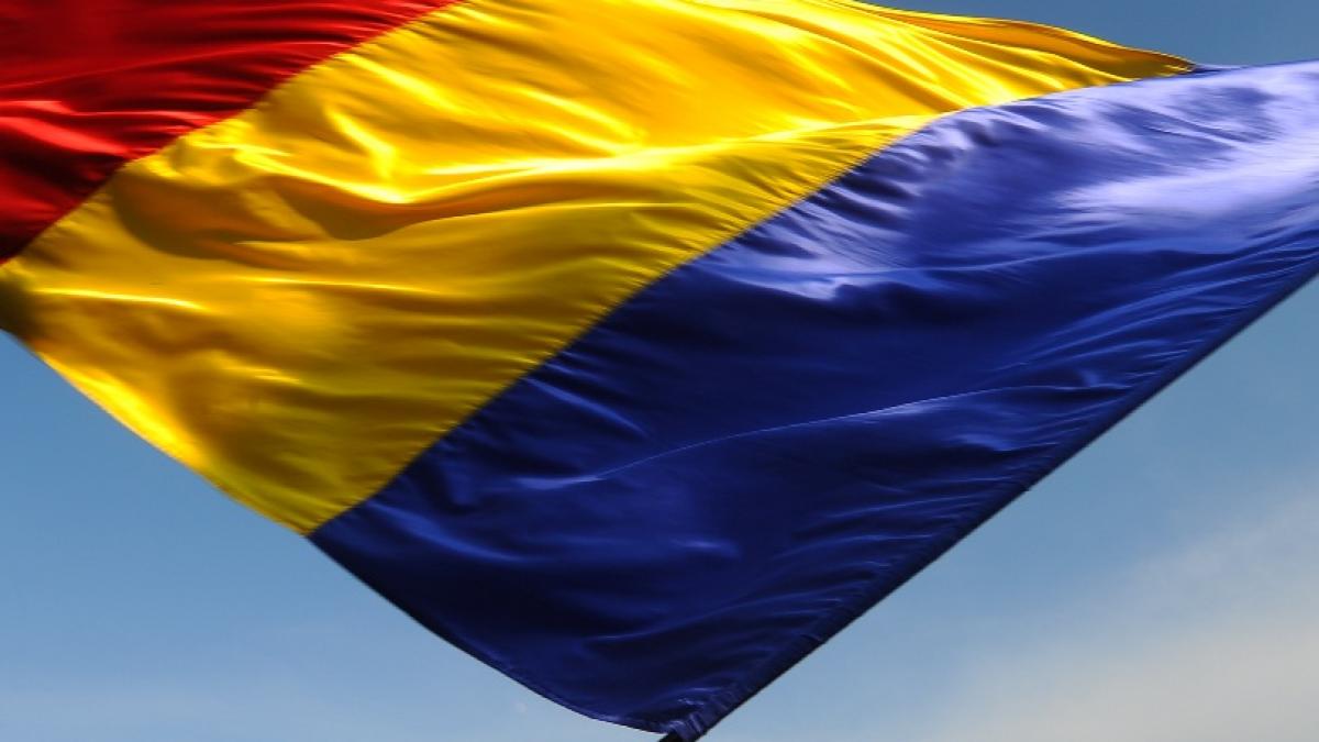 Drapelul României, arborat de trei jandarmi montani şi un salvamontist pe vârful Parângul Mare, de Ziua Naţională