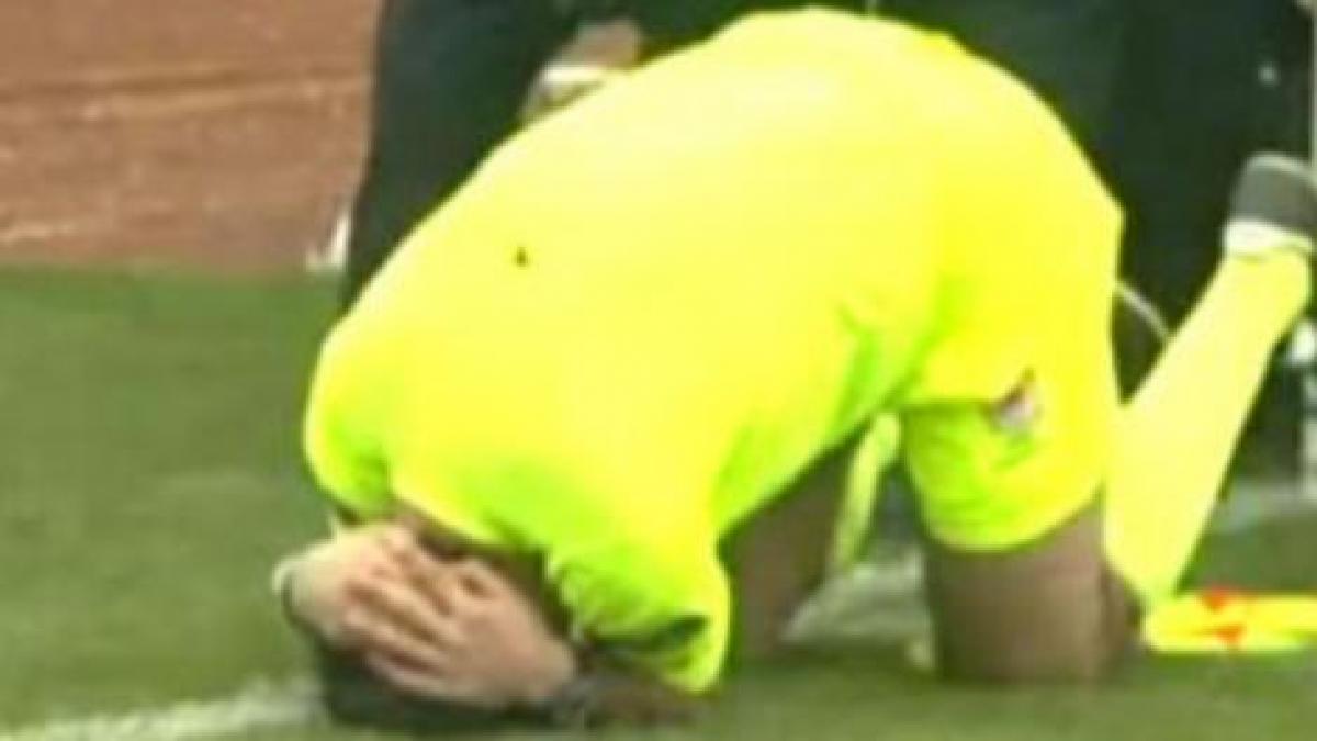 Tragedie pe terenul de fotbal: Un arbitru a fost lovit de jucători până a murit! (VIDEO)