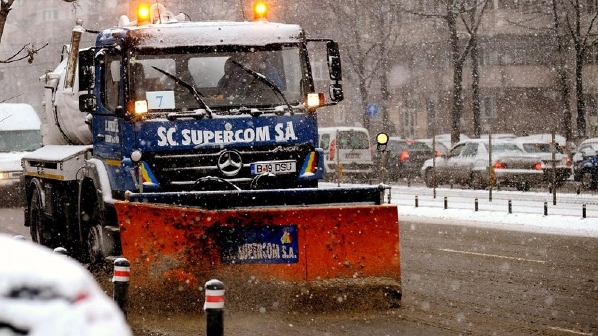 CNADNR: 842 de tone de materiale antiderapante, împrăştiate pe drumurile naţionale cu zăpadă