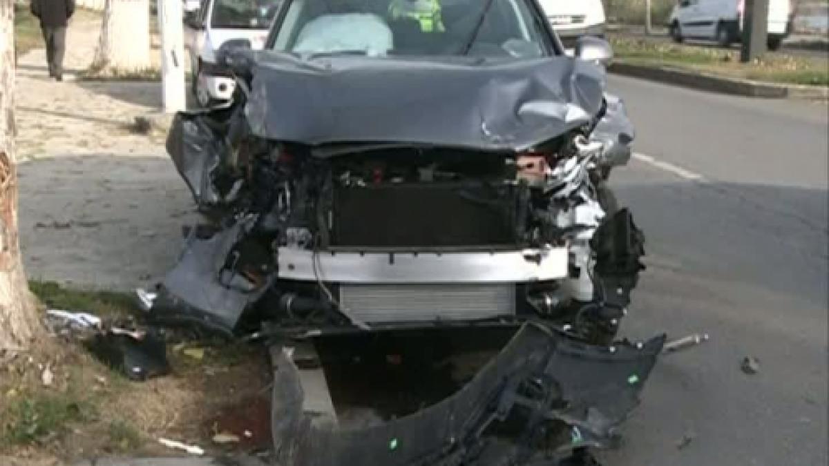 Smiley, implicat într-un accident rutier. Maşina cântăreţului, proiectată în pom