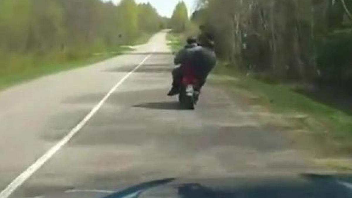 Doi beţivi pe scuter, bombă cu ceas pe şosea (VIDEO)