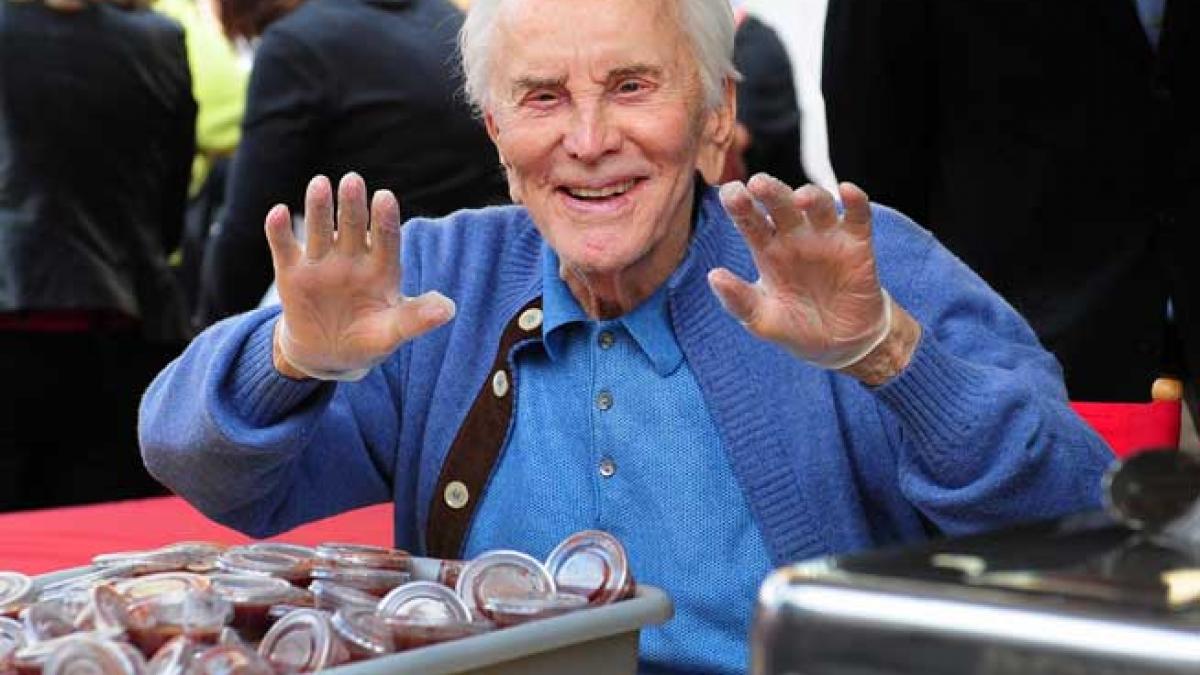 Kirk Douglas are 96 de ani