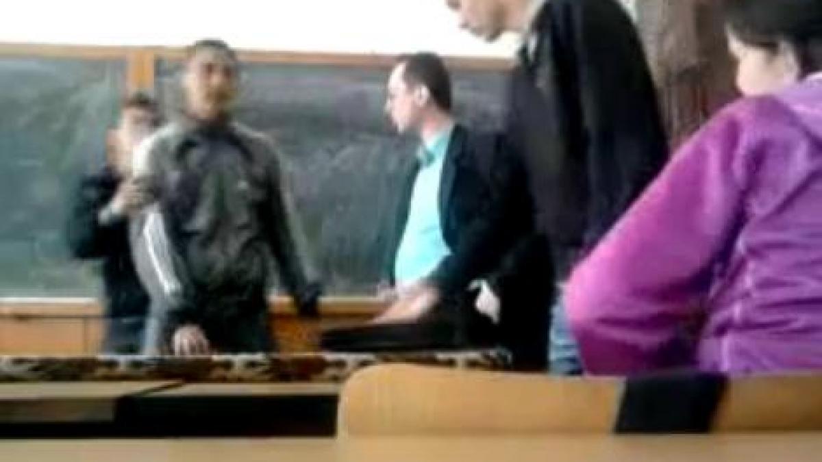 Şcoala românească, elev către profesor: "Bă, dacă-mi dai doi, să moară mama, te omor" (VIDEO)