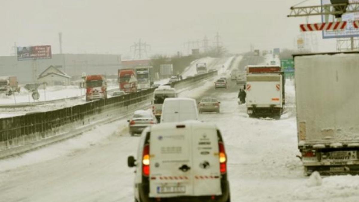 Viscolul puternic a întrerupt circulaţia pe patru sectoare de drum naţional. Vezi situaţia actualizată a drumurilor din ţară