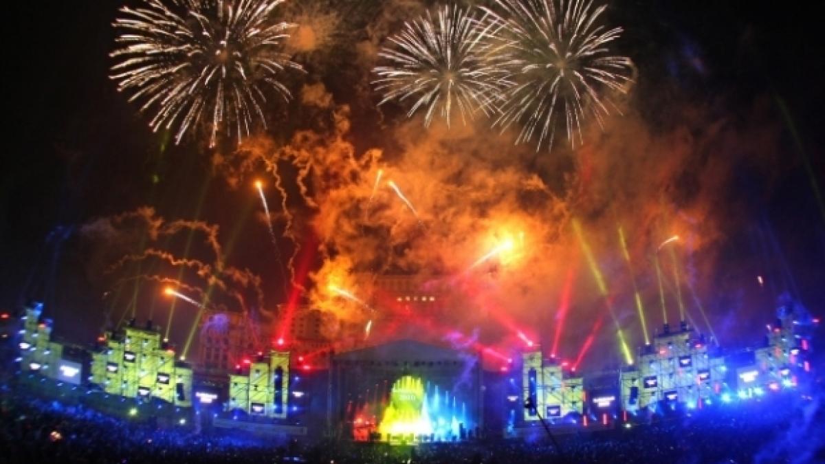 Direcția 5, Vunk, Voltaj, Antonia, Horia Brenciu, Grasu XXL &amp; Guess Who, Corina și Julie Mayaya, 1.000 mp de proiecții video și 15 minute de focuri de artificii la Revelionul din Piața Constituției
