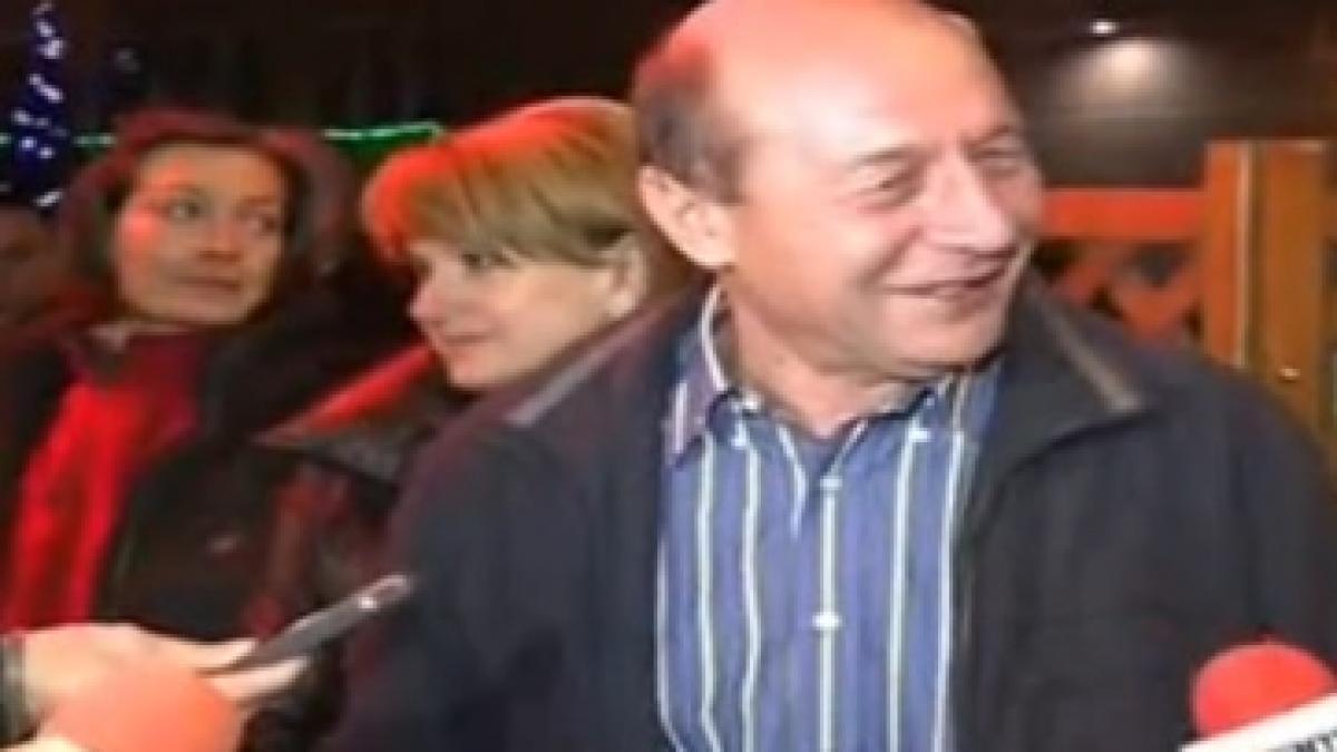 (VIDEO) Traian Băsescu, la ieșire din restaurant: "Ce face presa ostilă? Ce vreţi?"