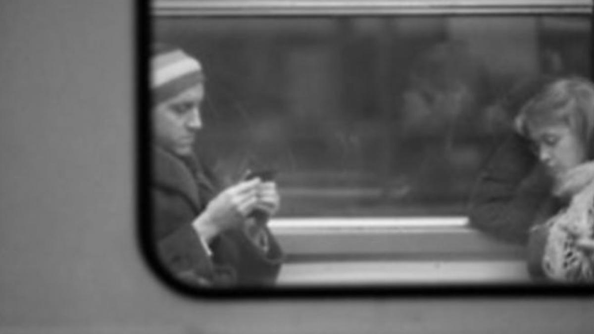 FOTO: Atenţia la ceea ce se întâmplă în jurul nostru, modificată radical de telefoanele mobile