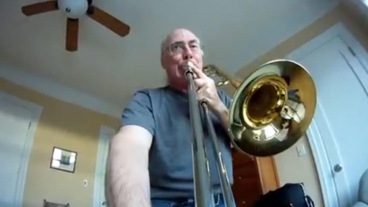 Cel mai amuzant mod de a filma un om care cântă la trombon (VIDEO)