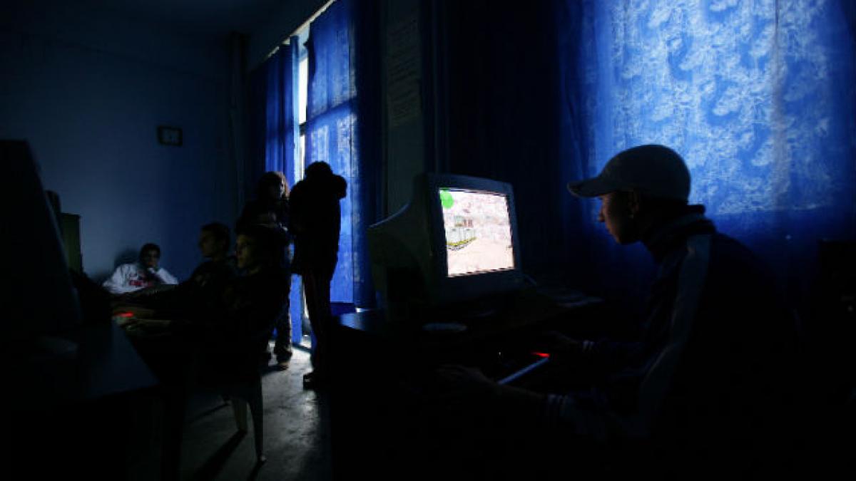 UCIGAŞI ONLINE! Un tată a angajat asasini virtuali să îi ucidă fiul ori de câte ori se joacă pe net