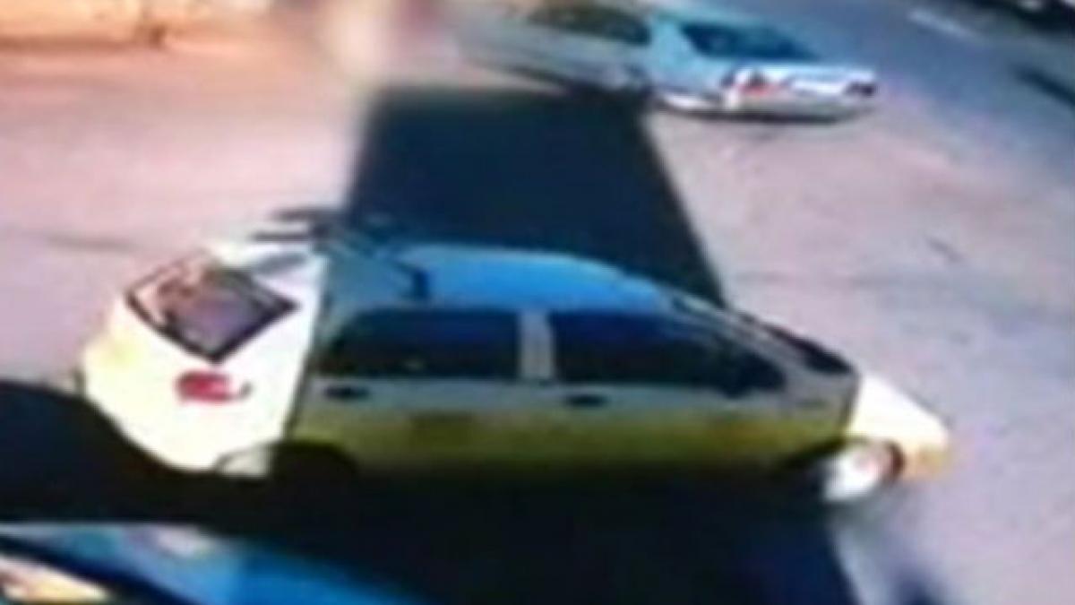 REVOLTĂTOR! Un tânăr craiovean a intrat intenţionat cu maşina într-o fată, pentru că nu i-a răspuns la avansuri (VIDEO)