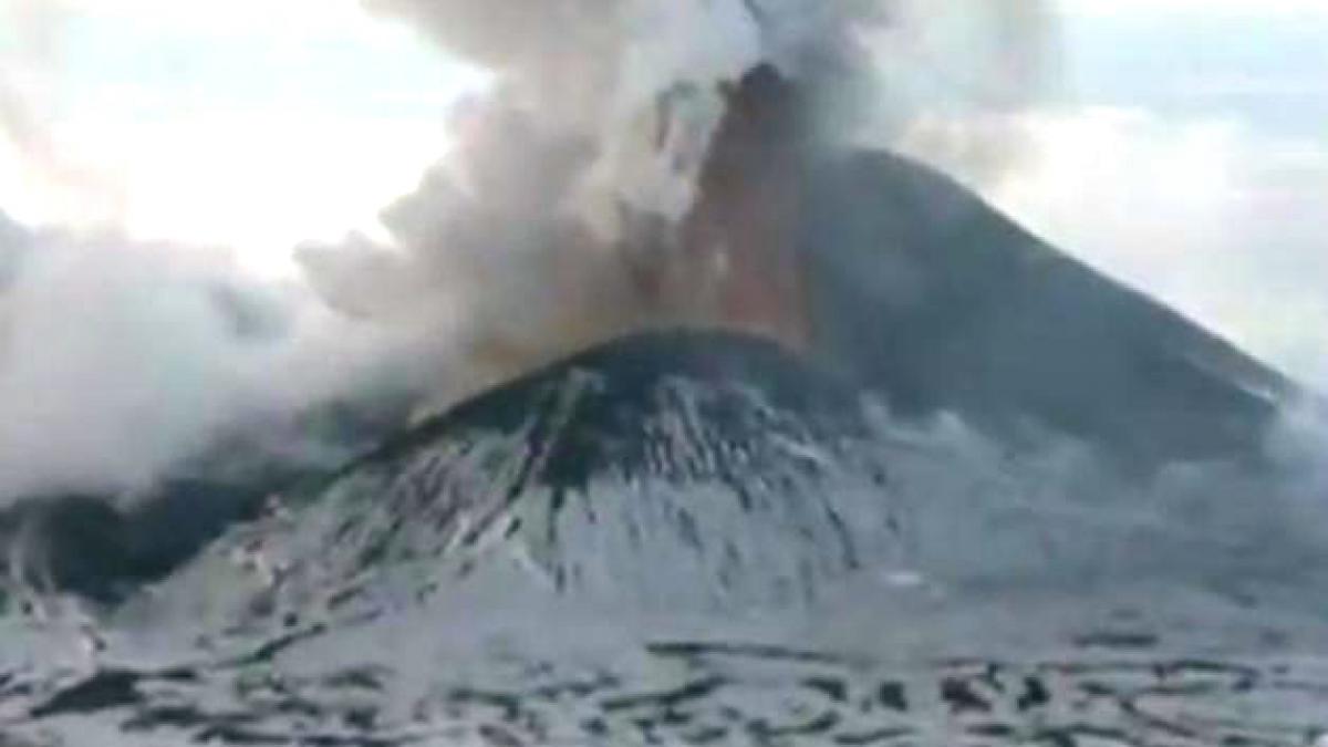 Vulcanul Kizimen din Kamceatka a erupt. COD PORTOCALIU pentru cursele aeriene (VIDEO)