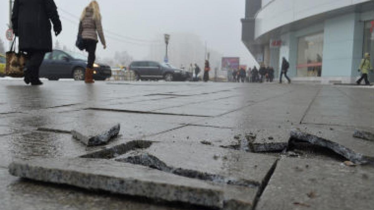 Griul Bucurestiului, griul indiferenţei: peste 0,5 MILIOANE euro aruncate printre crăpăturile de la Unirea