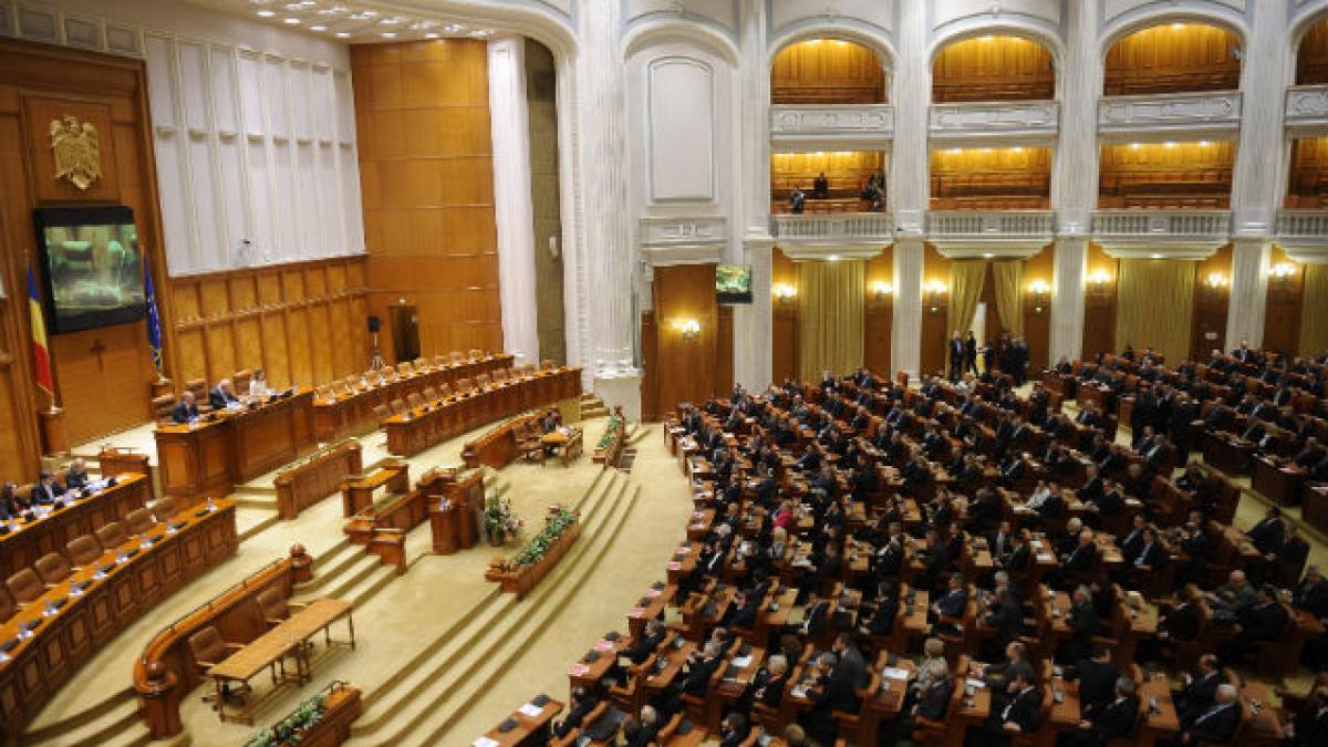 Parlamentarii, rămaşi fără bani de hotel, puşi să stea cu chirie. Unii se plâng că nu vor mai putea să "socializeze", alţii că valul de chiriaşi va scumpi piaţa