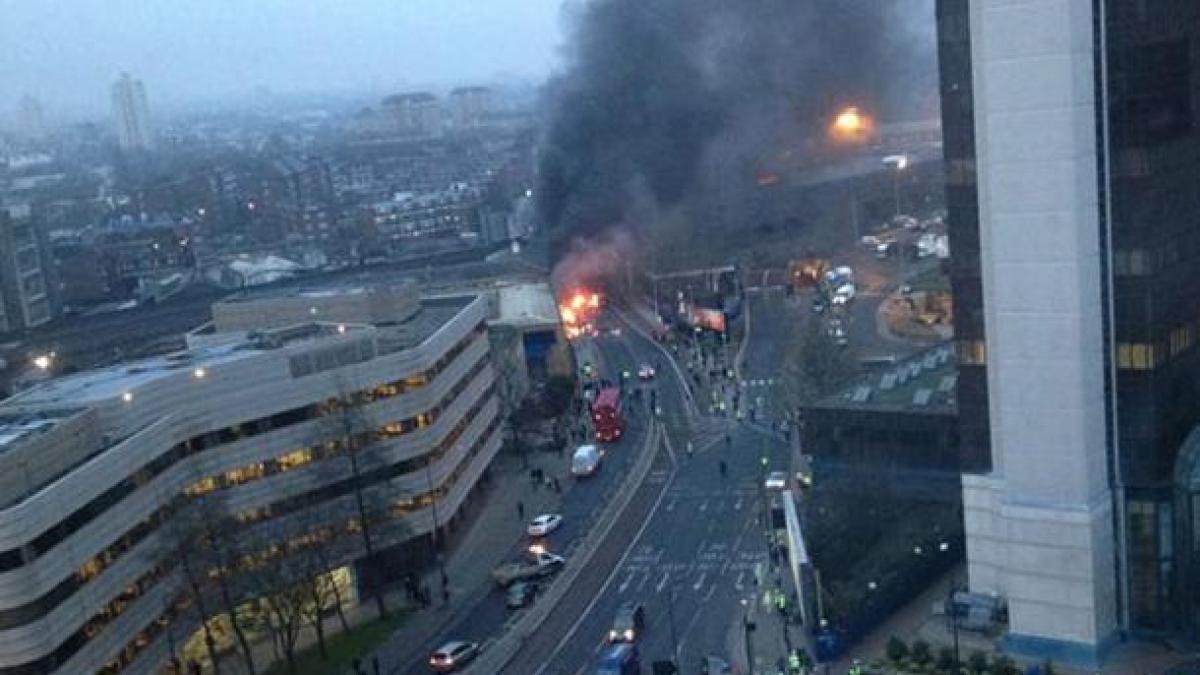 Un elicopter s-a prăbuşit în Londra, după ce a lovit o macara. Două persoane au murit. Imagini de la faţa locului (VIDEO)
