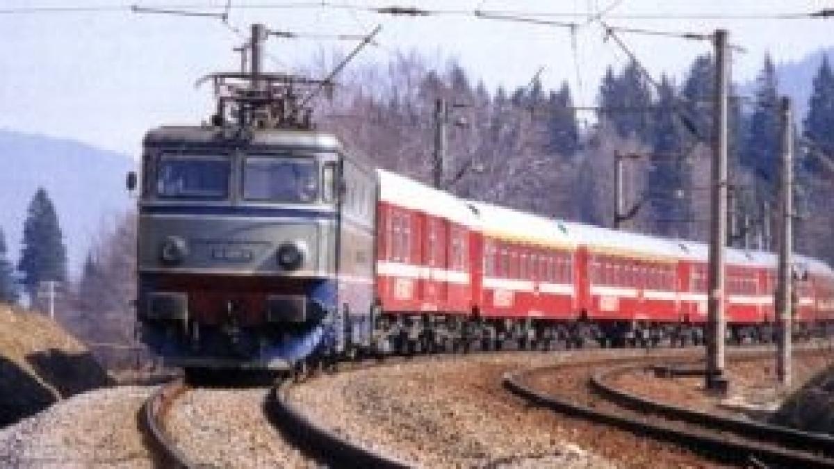 Un tren personal a lovit o betonieră și a deraiat, lângă Fetești