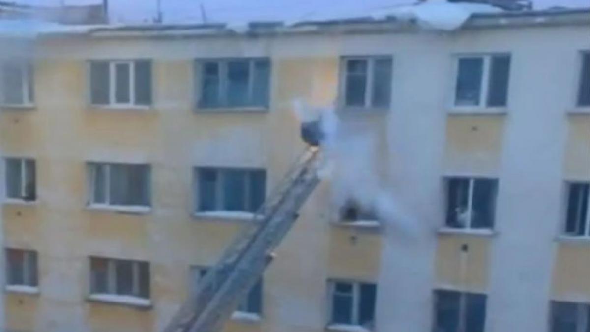 (VIDEO) Pompier, la un pas de moarte după ce o bucată de zăpadă l-a lovit în timp ce urca scara autospecialei
