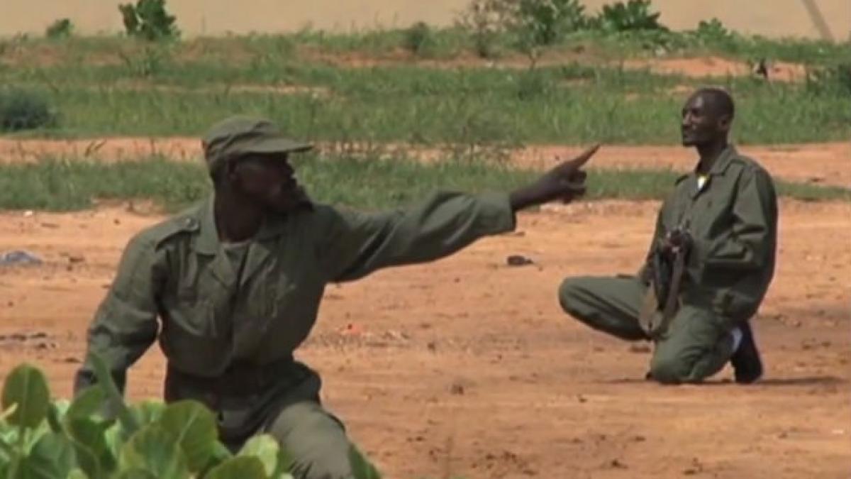 Luptele din Mali se transformă în război rasial. Militarii negri din sud, acuzaţi de execuţii sumare în rândul tuaregilor din nord