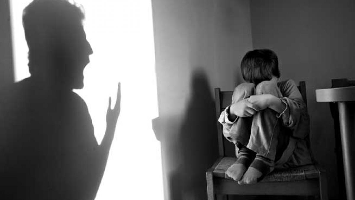 Halucinant: o treime dintre părinţii din România nu ştiu că legea le interzice să-şi bată copiii