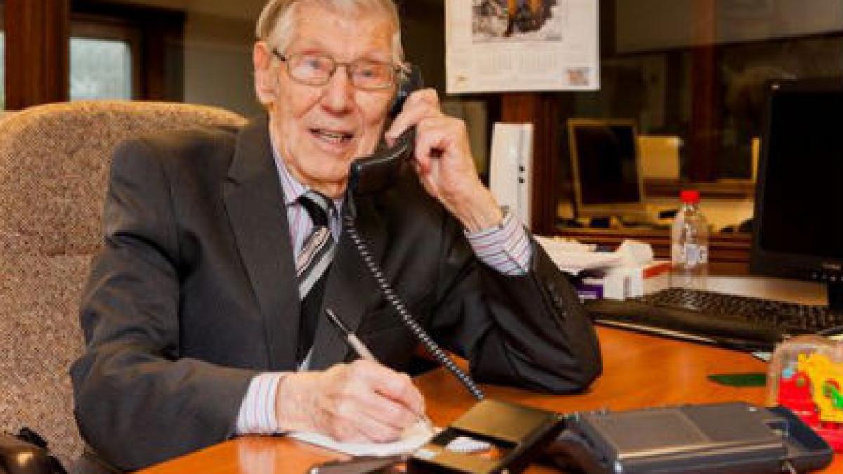 Cel mai bătrân angajat britanic. La 100 de ani face muncă de secretariat 