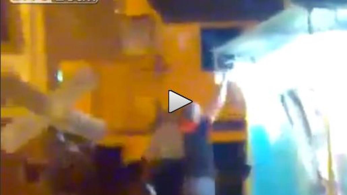 Senzaţional! A parcat TRENUL lângă o tarabă ca să-şi satisfacă plăcerea (VIDEO)