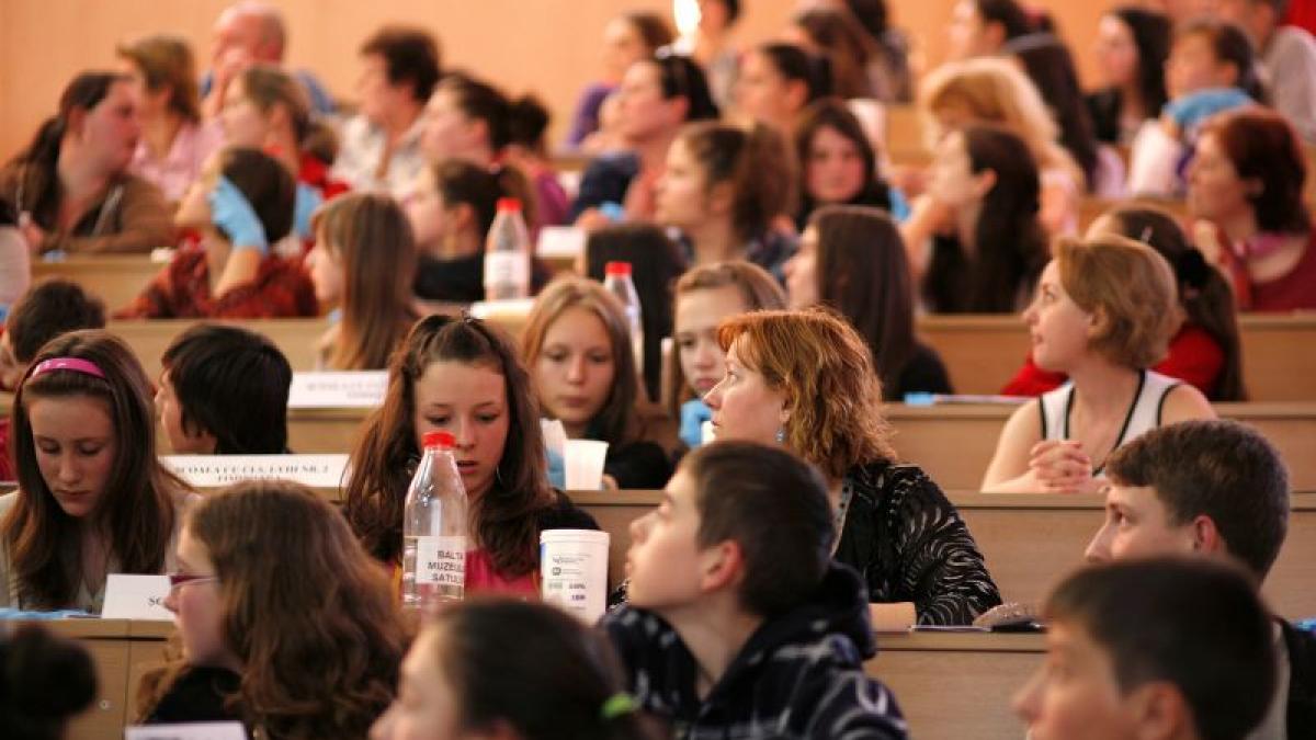 SCANDALOS: O profesoară de la Universitatea Hyperion din Capitală FURA din genţile studenţilor, în timpul orelor de curs