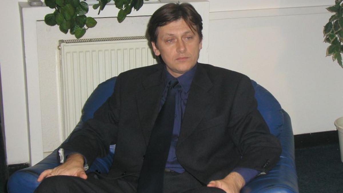METAMORFOZE LIBERALE. Tânărul Crin Antonescu, în prima cursă prezidenţială 