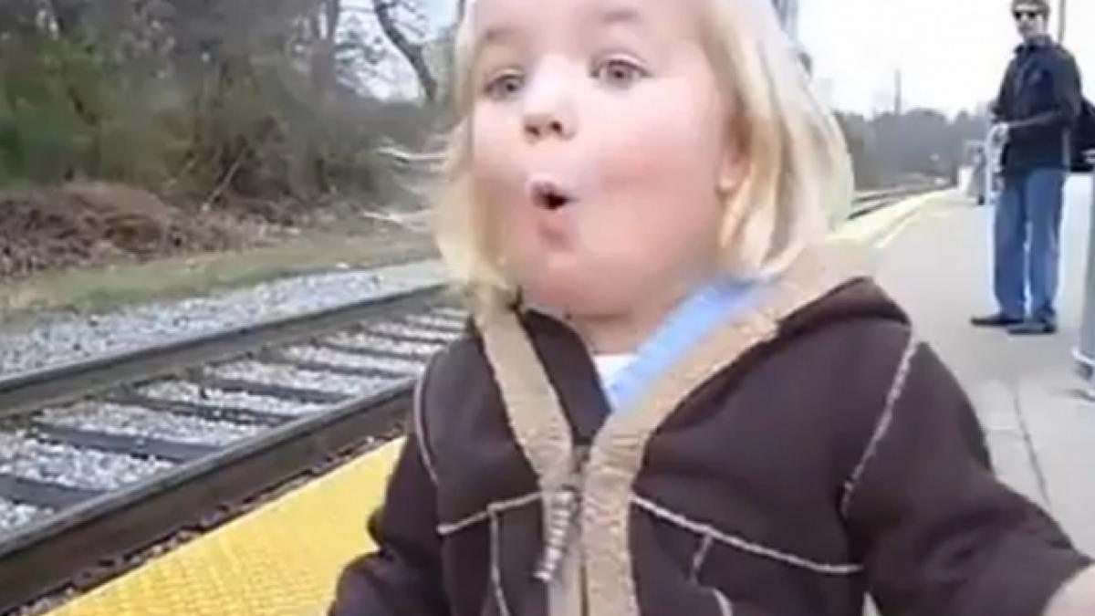 Reacţia ei a cucerit Internetul! Ce face o fetiţă când vede pentru prima oară un tren (VIDEO)
