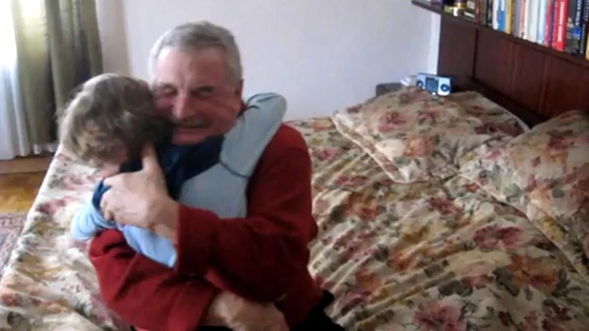 cea mai frumoasa surpiza facuta de un nepot bunicului sau un clip de sute de mii de afisari