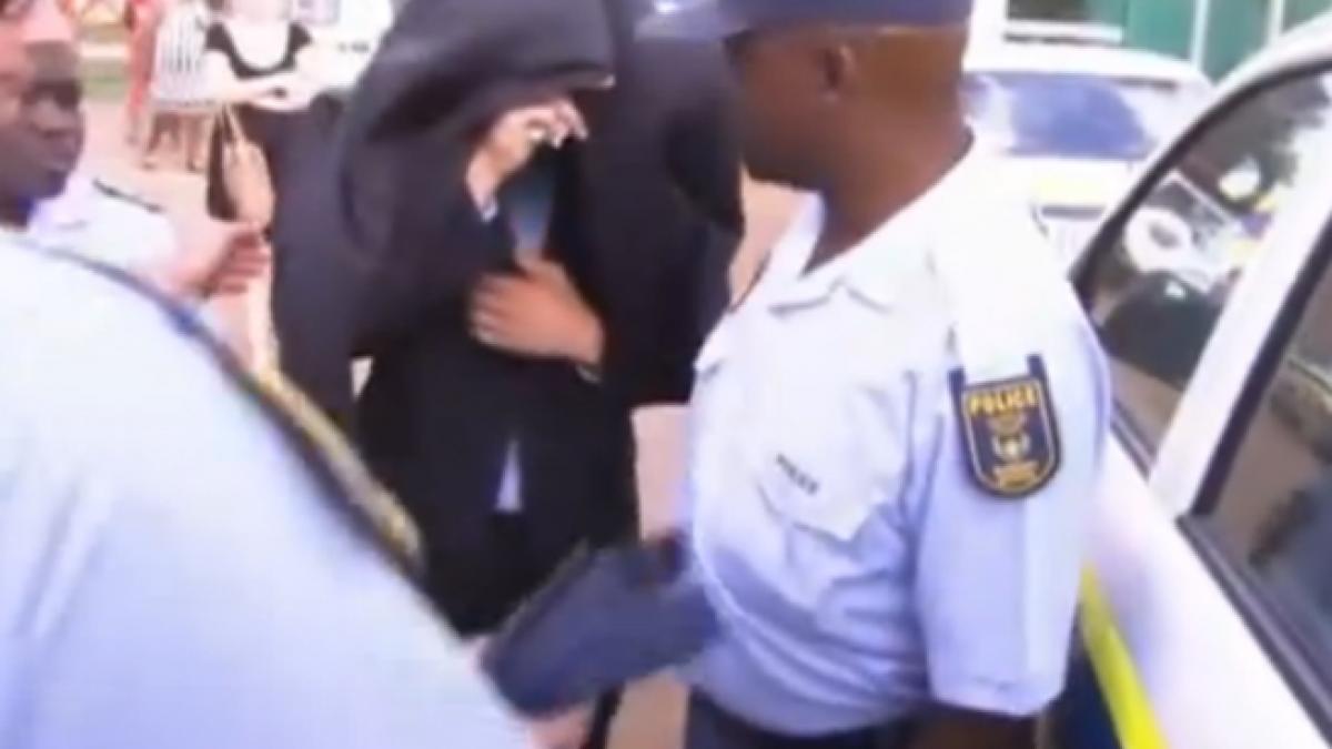 Oscar Pistorius a izbucnit în lacrimi când judecătorul i-a citit acuzaţia