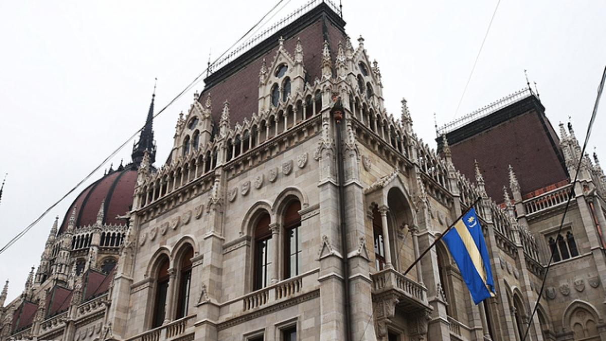 Steagul secuiesc este arborat pe clădirea Parlamentului Ungariei. Aurescu: "Avem deja informaţii că a fost amplasat din dispoziţia conducerii Parlamentului"