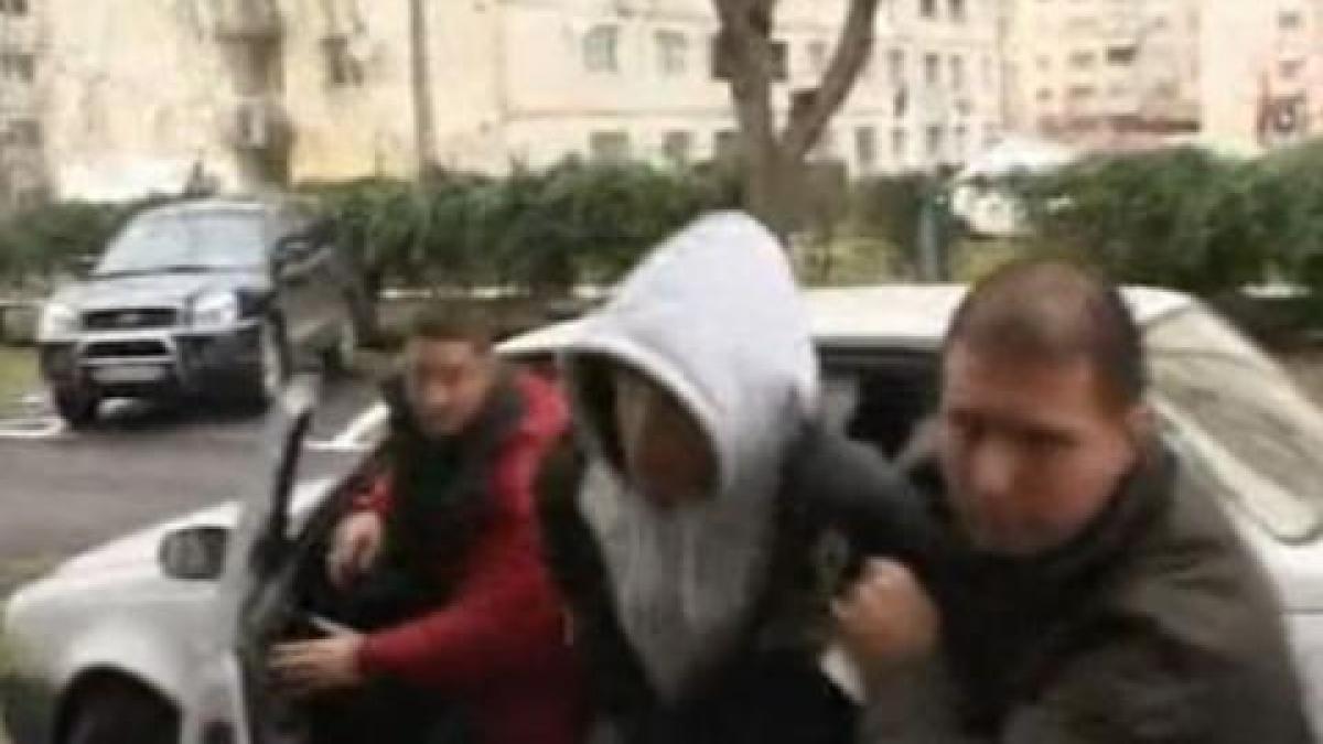 Autorul crimei de la Târgovişte, ARESTAT preventiv pentru 29 de zile. Tânărul de 18 ani a mai atacat, anul trecut, un bărbat cu cuţitul