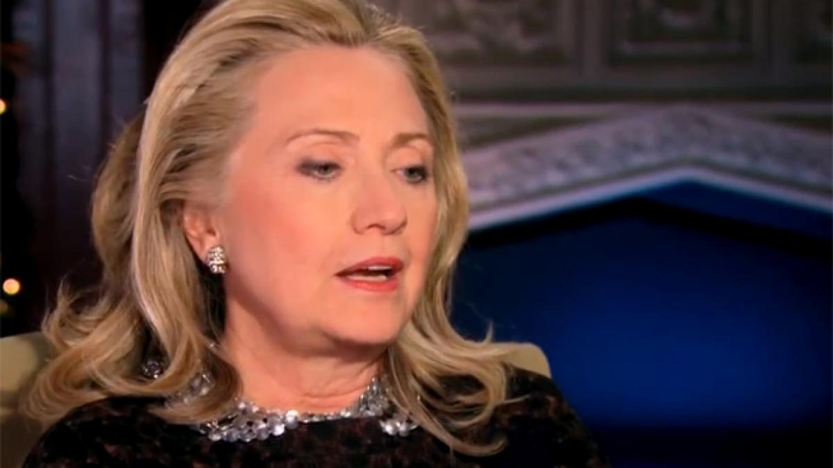 Recordul lui Bill Clinton - ameninţat chiar de soţia sa. Hillary intră în industria discursurilor de milioane