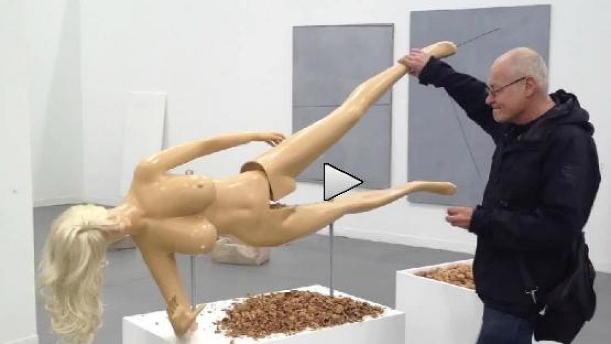 Cum să spargi nuci artistic (VIDEO)
