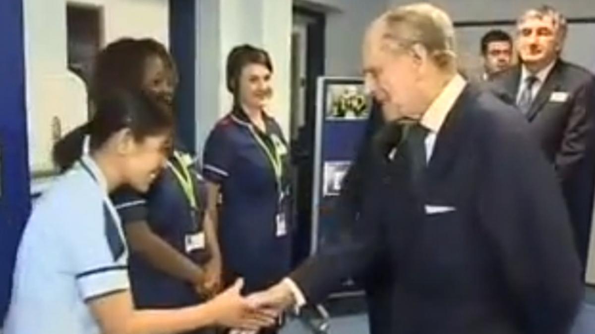 ducele de edinburgh specialistul in gafe al palatului buckingham a facut un cometariu rasist in timpul unei vizite oficiale