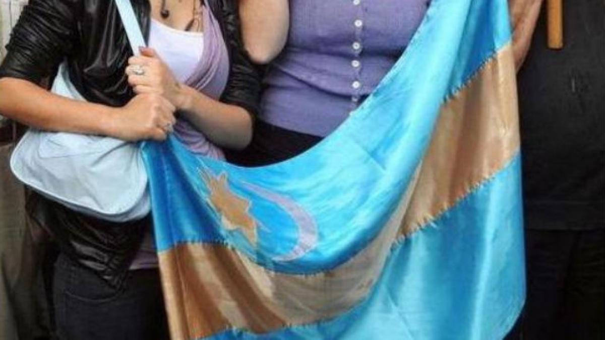 Steag secuiesc de mari dimensiuni, ridicat pe un catarg în centrul municipiului Miercurea Ciuc