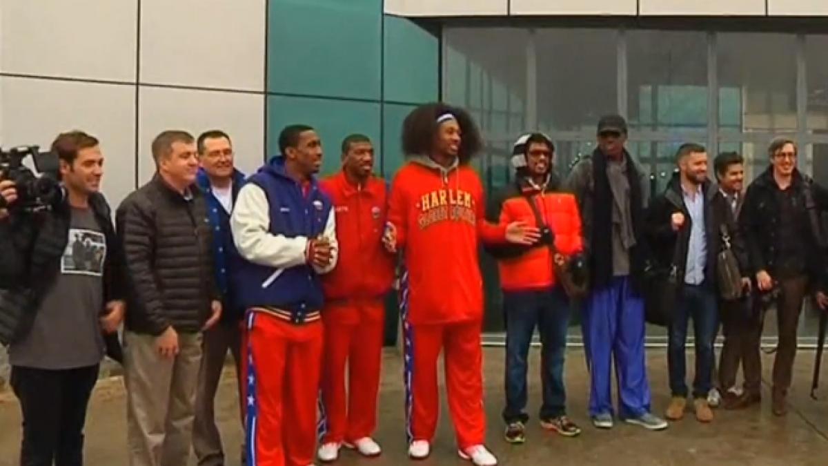 (VIDEO) Delegaţia americană din care face parte şi Dennis Rodman a fost întâmpinată de mai mulţi oficiali pe aeroportul din Pehnian