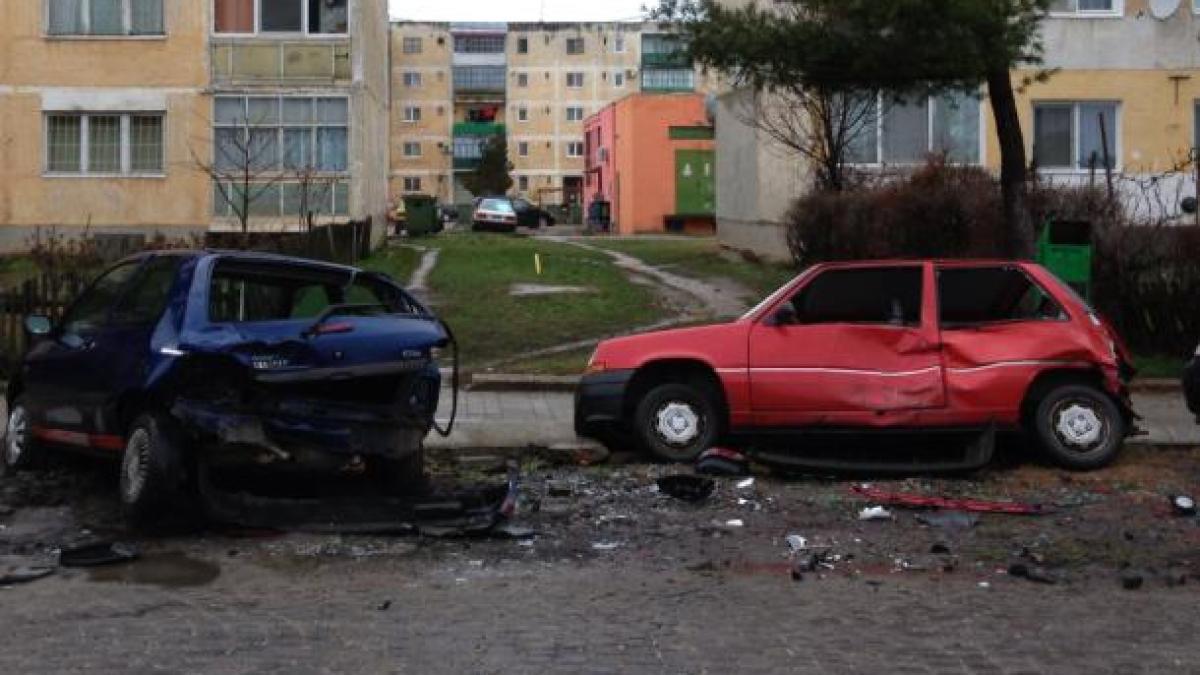 Maşina primarului din Deta, pedelistul Petru Roman, abandonată după ce a provocat un accident în serie