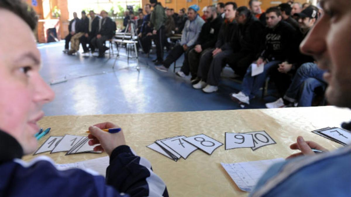 Un iconar toxicoman pictează tablouri şi icoane la puşcărie pentru a-şi scurta pedeapsa. Cum funcţionează comunitatea terapeutică de la Jilava