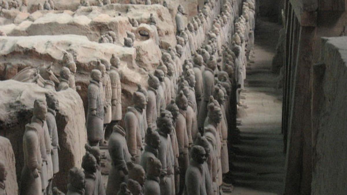 Soldaţi din Armata de teracotă din China, expuşi la Muzeul Naţional de Istorie a României. Colecţia valorează zeci de milioane de dolari