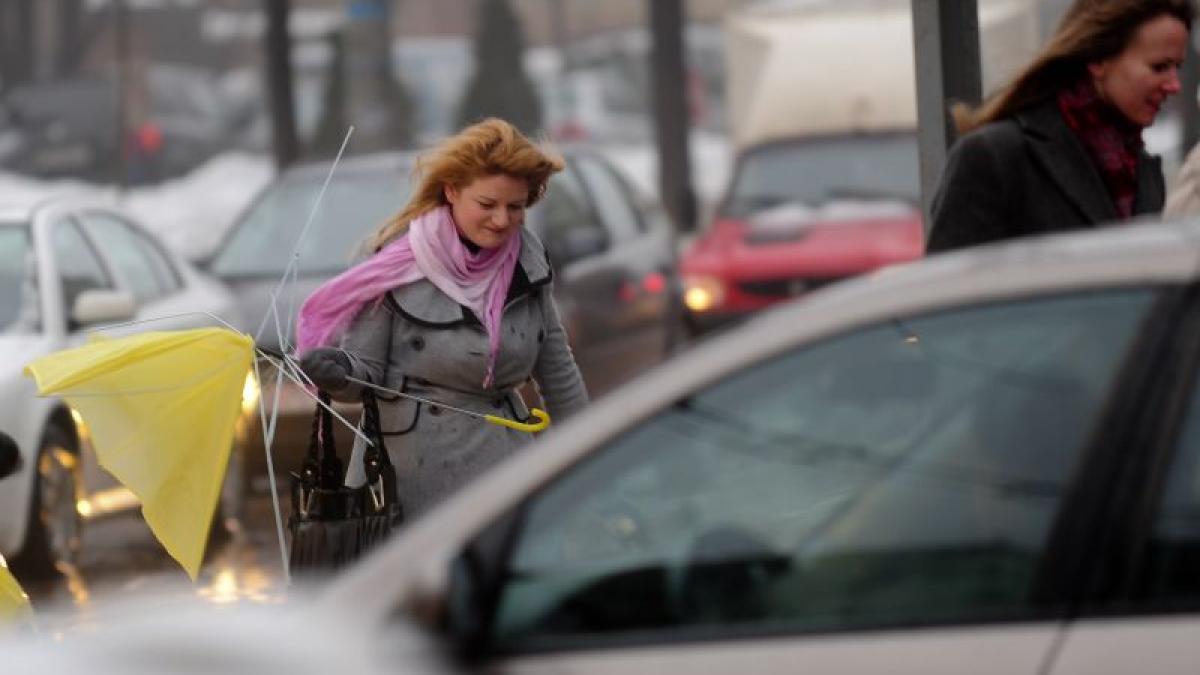 Informare meteo de vânt puternic în toată ţara, valabilă sâmbătă între orele 6:00 şi 16:00