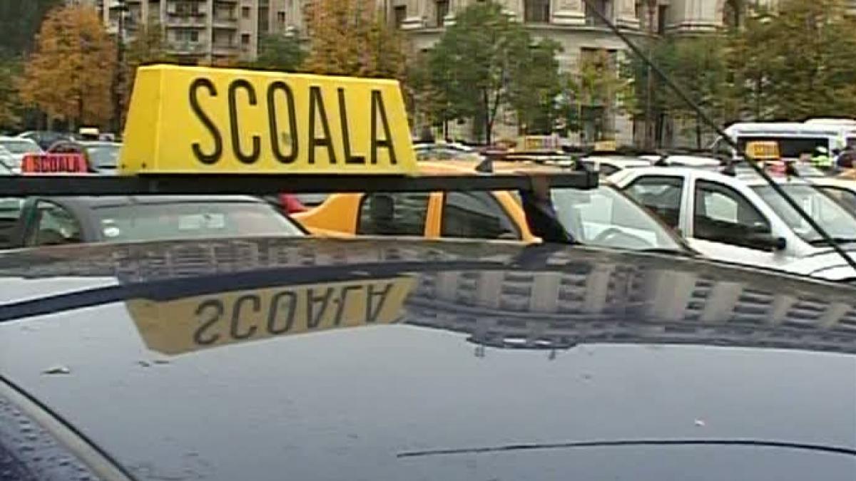 Instructorii auto pichetează sediul ministerului Transporturilor