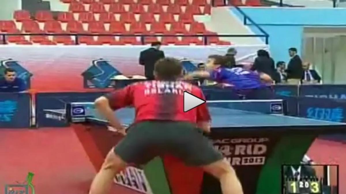 Reflex extraordinar la tenis de masa (VIDEO)