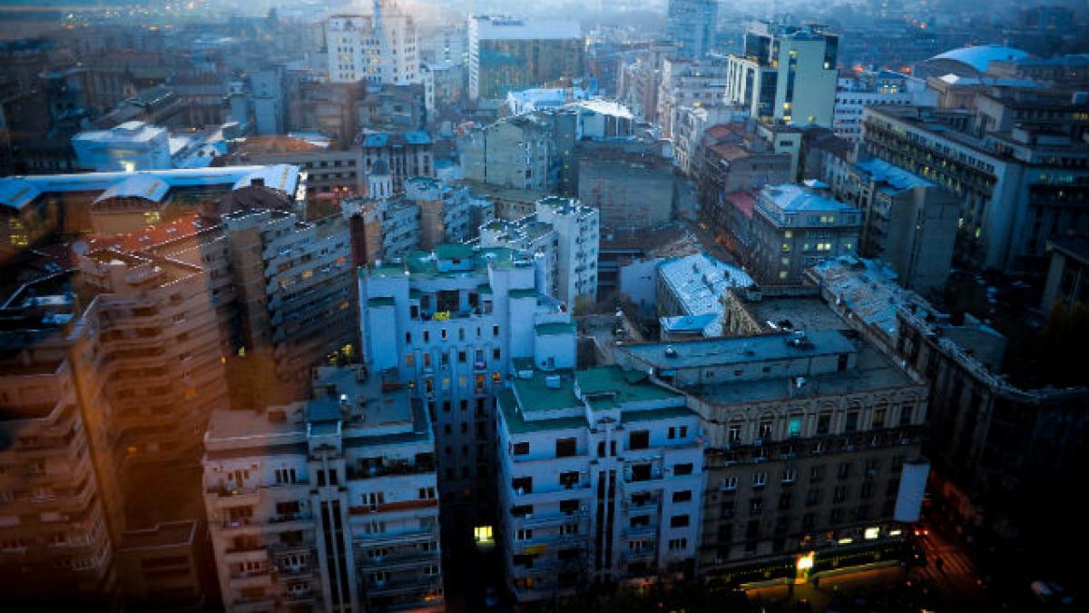 Trei persoane s-au urcat pe acoperişul unui imobil din Capitală şi ameninţă că se sinucid