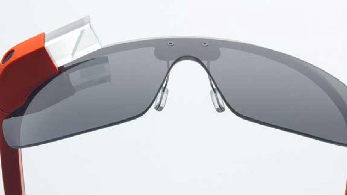 Ochelarii Google Glass te identifică după haine