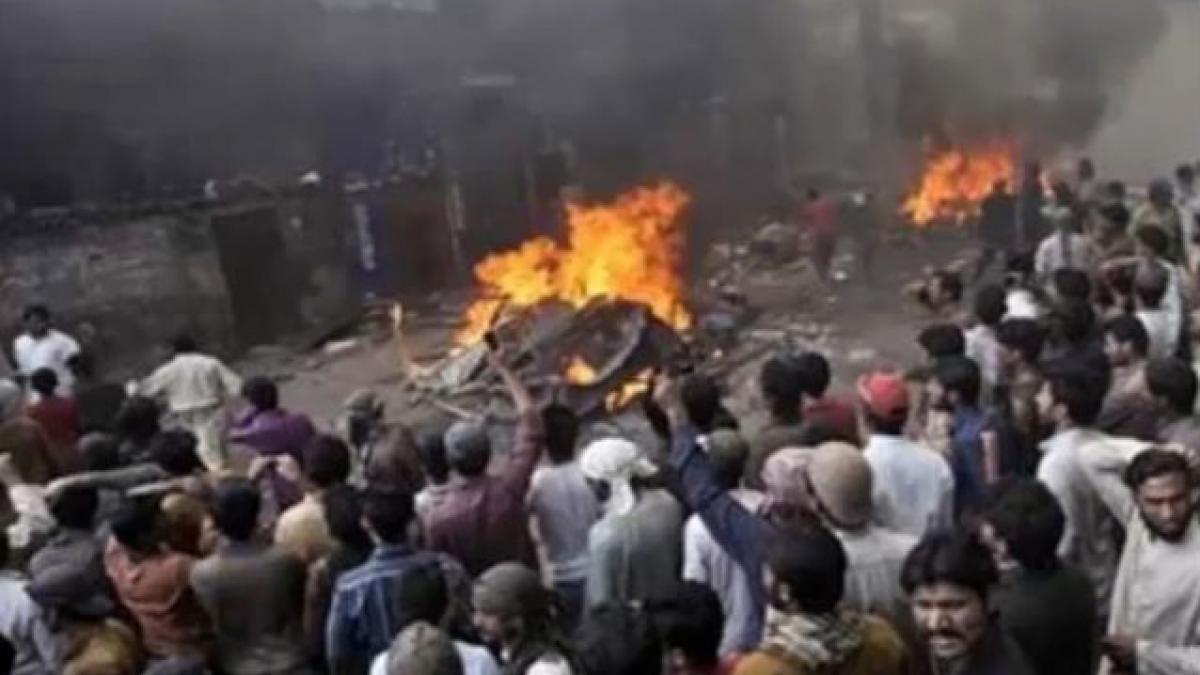 Musulmani furioşi au incendiat 100 de locuinţe creştine în Pakistan