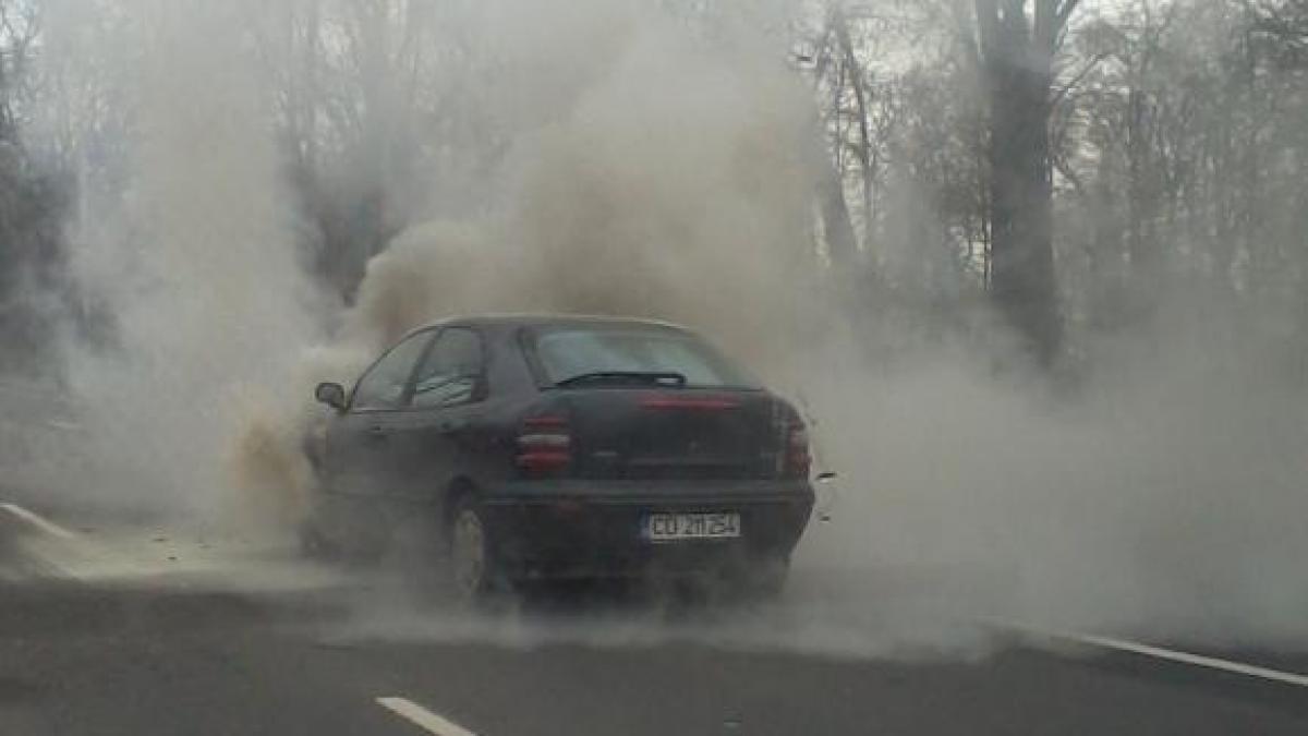 O maşină aparţinând Ambasadei SUA la Bucureşti a luat foc pe Şoseaua Kisseleff
