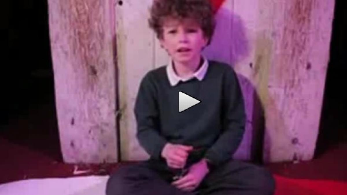 (VIDEO) Cel mai tanar aruncator de cutite din Marea Britanie isi foloseste mama pe post de tinta